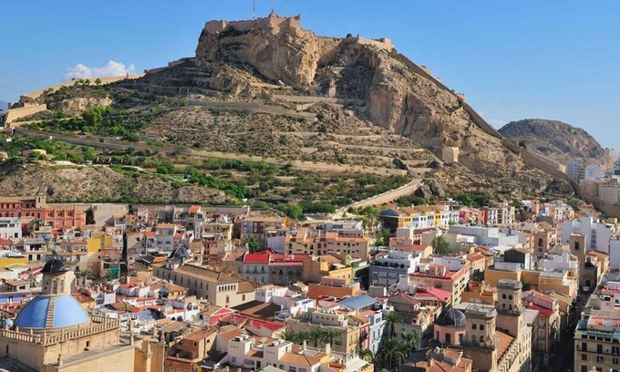Busot Apartment | Alicante village apartment with mountain views
