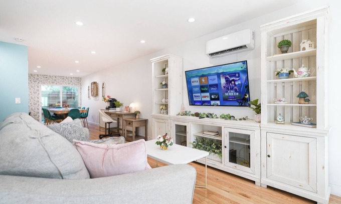 Santa Ana Apartment | Alice in Wonderland ☞ Self Check-In ☞ W/D ☞Free Parking☞2 Story ☞ Near Disney ☞