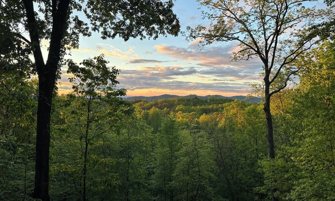 Gatlinburg - Pigeon Forge Cabin | ALL About the View-2/2 Sky Harbor-Private CABIN w/balcony, hot tub-Updated!