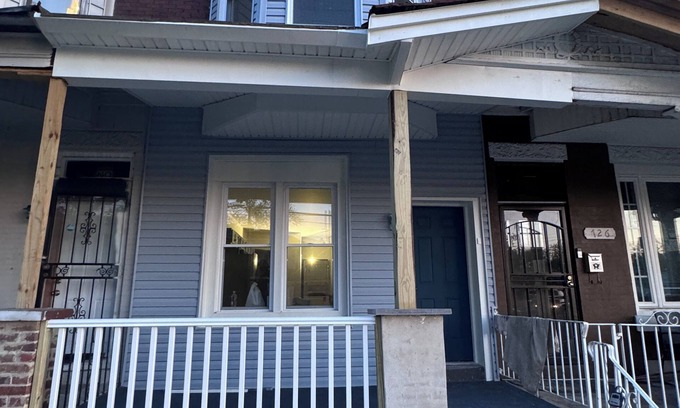 North Philadelphia Apartment | All amenities from washer dryer to central air. Bus takes minutes to center city