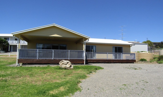 Para Wurlie House | All Decked Out in Turton, 3 bedroom holiday home short walk to beach!
