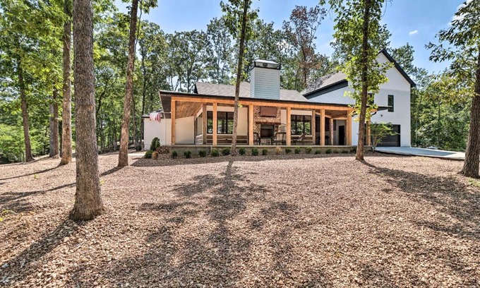 Edgemont House | All-Encompassing Lakehouse with Modern Accents!