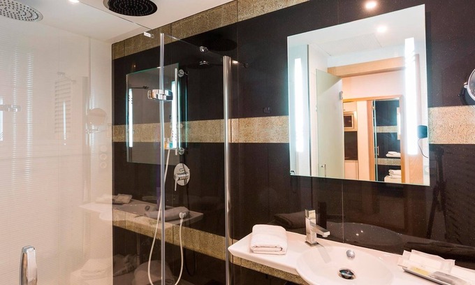 San Antonio Bay Resort | All-Inclusive Swim Up Deluxe Family Studio at Sirenis Seaview Country Club