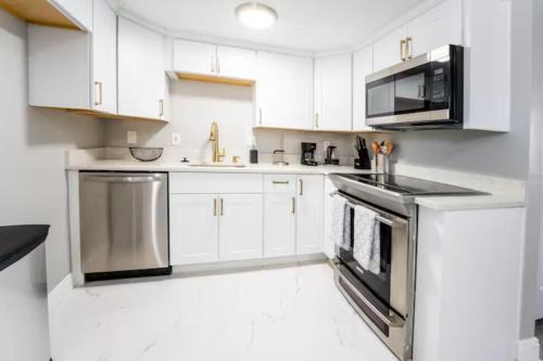 Berkley House | All New! Convenient Location! Sleeps 6