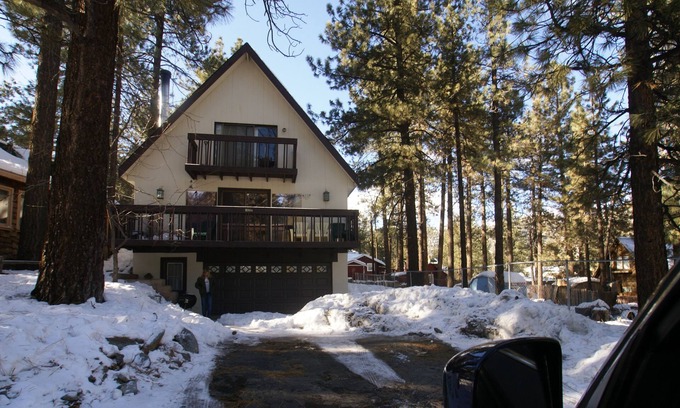 Wrightwood Cabin | All Pine Inn - Large 4bd/2ba - just steps to the village