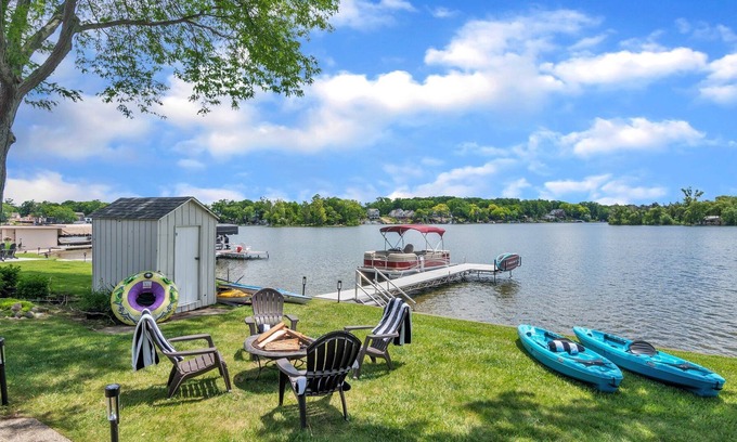 Howell Cottage | All-Sports Crooked Lake "Neon Oasis" (w/ boat for rent)