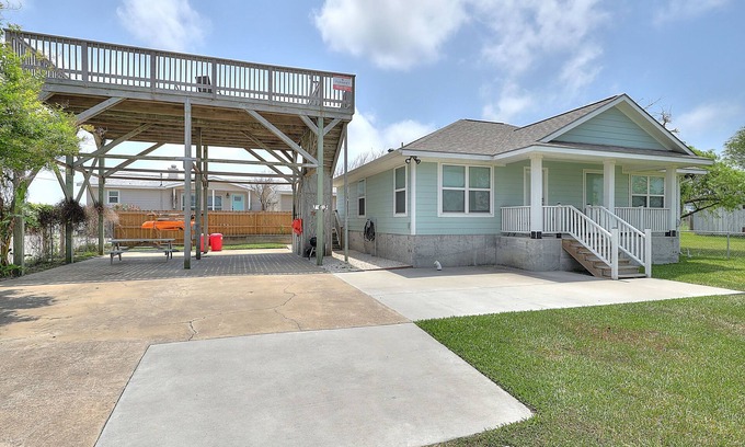 Rockport House | All-suite bay-view home with yard, kayak, & rooftop deck with panoramic views