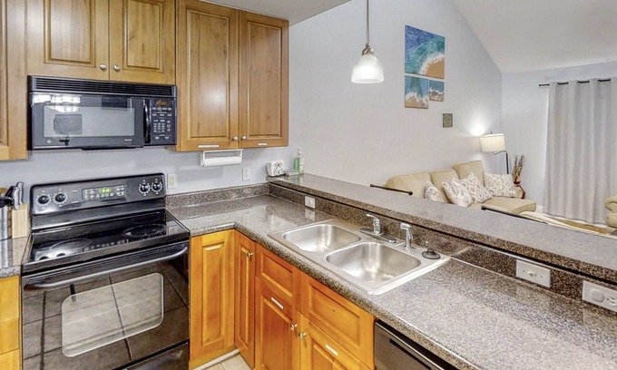 Tallahassee House | All-Suite Townhome with Smart TVs, WiFi, Printer, Full Kitchen - Fenced Yard