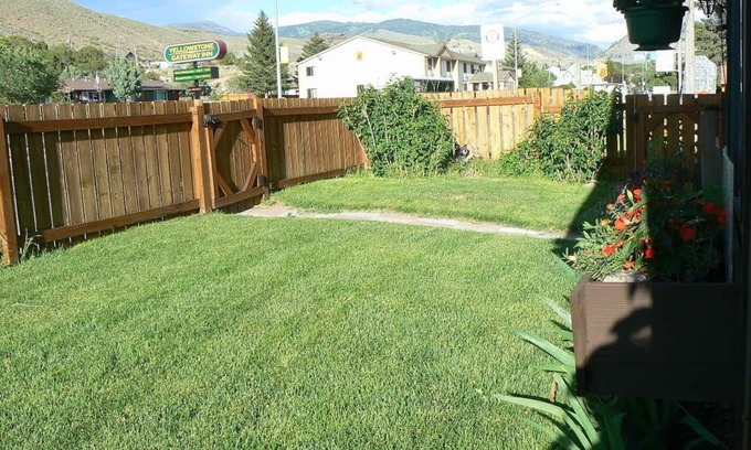 Gardiner House | All the Comforts Of Home Surrounded By The Rocky Mtns. & Yellowstone Park