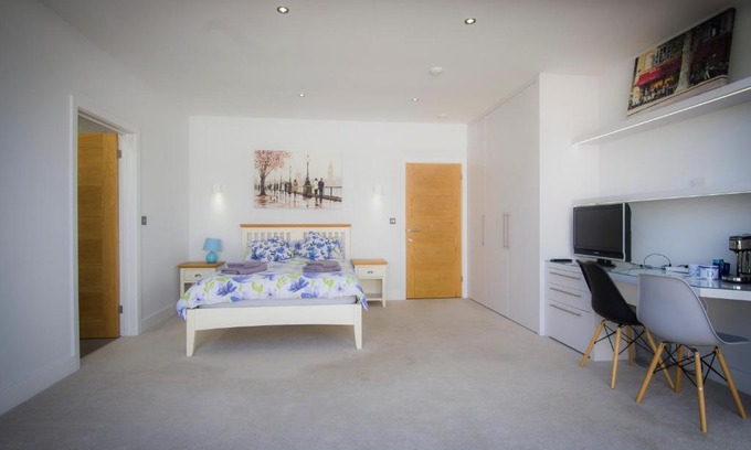 Hythe House | Allen Ridge
