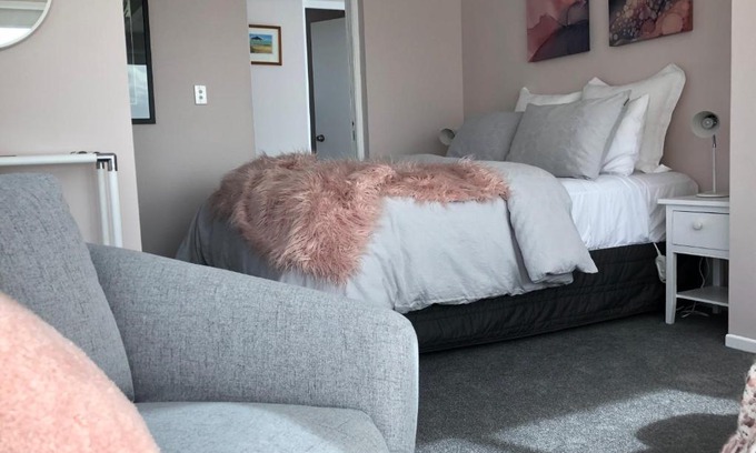 Whanganui House | Allie's Hill Top Haven Bed & Breakfast