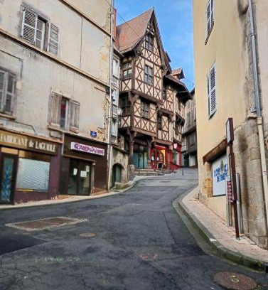 Thiers Apartment | Allium Center Thiers - Clermont-Ferrand - Lyon - Free Parking - Self-check-in !