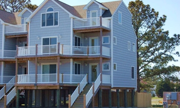 Chincoteague House | AlloWaves-Luxury Townhome w/POOL & FISHING PIER