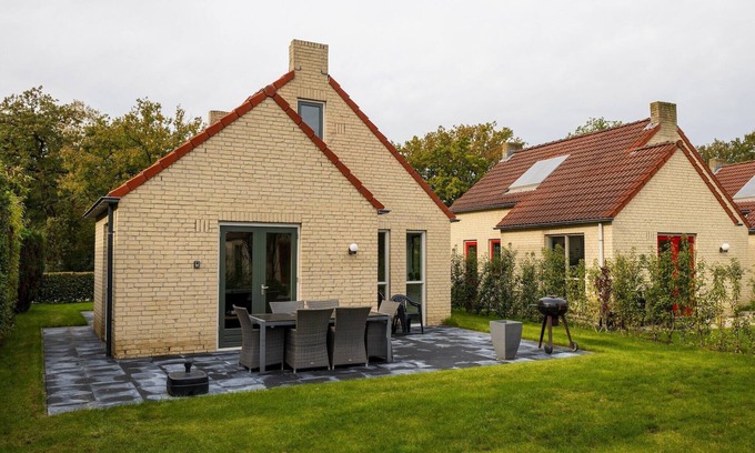 Ewijk House | Alluring holiday home with garden