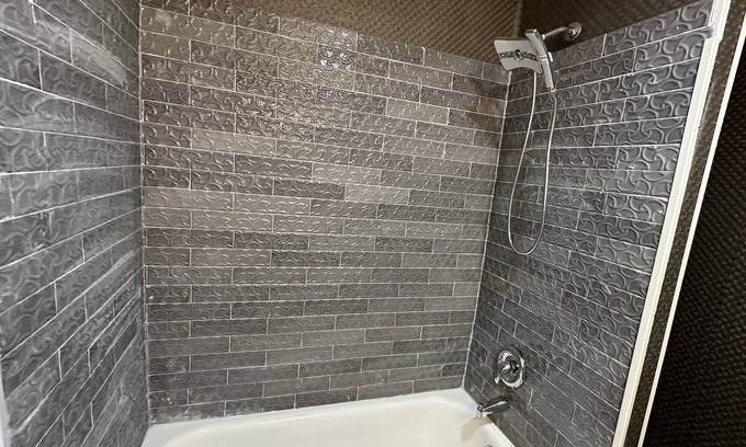 Park View Apartment | Almi is 3 miles away Whitehouse and Capitol very convenient for transportation.
