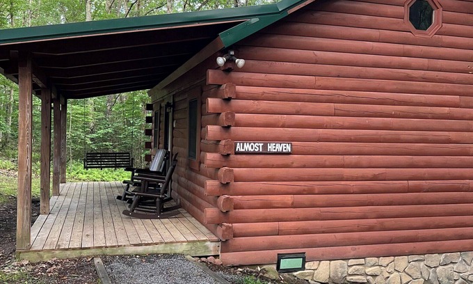 Hico Cabin | Almost Heaven 1BR Cabin: Romantic Retreat with Hot Tub