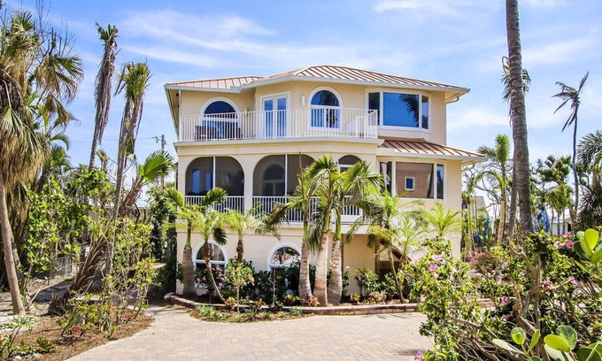 Captiva House | Almost Heaven 5 Bedroom/5 Bath House