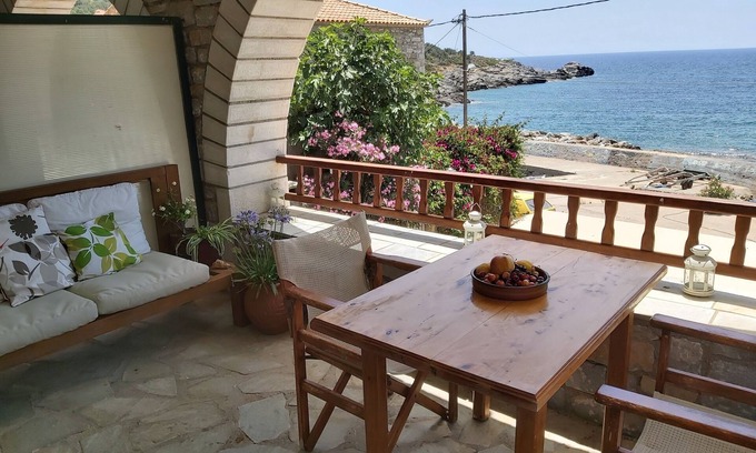 Lefktron House | Almyra Apt in Mani