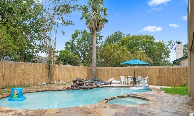 Houston House | Aloha and welcome to your own private slice of paradise right here in Houston!