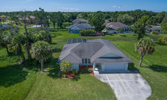 Long Meadow House | Aloha Shores | Pet friendly | Pool | fenced yard