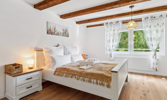 Luchsingen Apartment | Alpenzauber Chalet | mountain view, near Braunwald - bathtub and parking lot