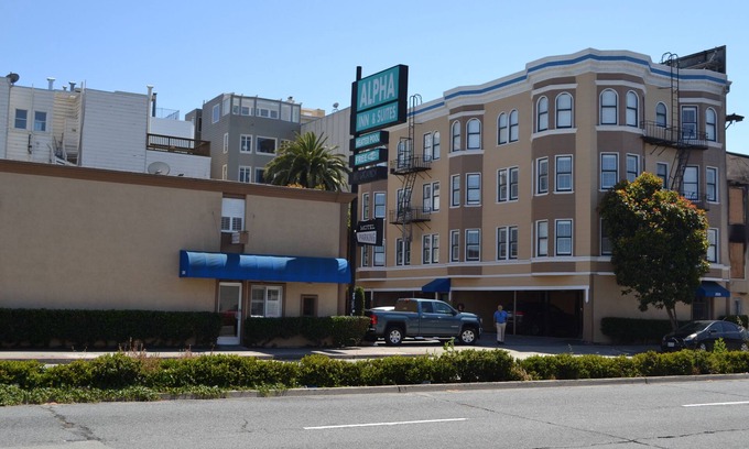 Cow Hollow Hotel | Alpha Inn & Suites
