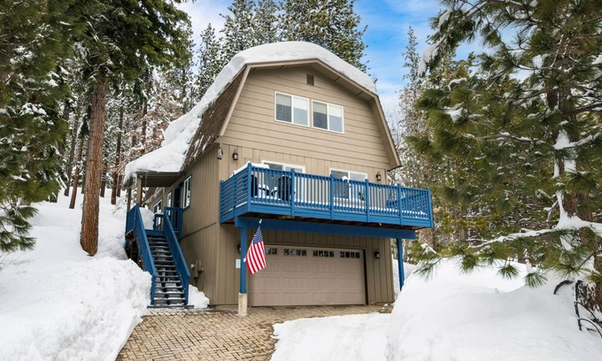Incline Village Cabin | Alpine Bay by AvantStay | 5mins To Diamond Peak Skiing w/Expansive Deck