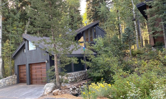Alpine Meadows Cabin | Alpine Bliss- Stylish, Dog Friendly, Plus Seasonal Ski Shuttle