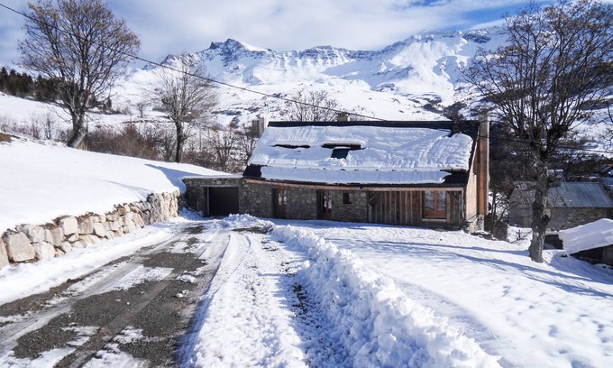 Montgellafrey Ski Chalet | Alpine chalet, near ski resort, for 10 people, completely renovated.