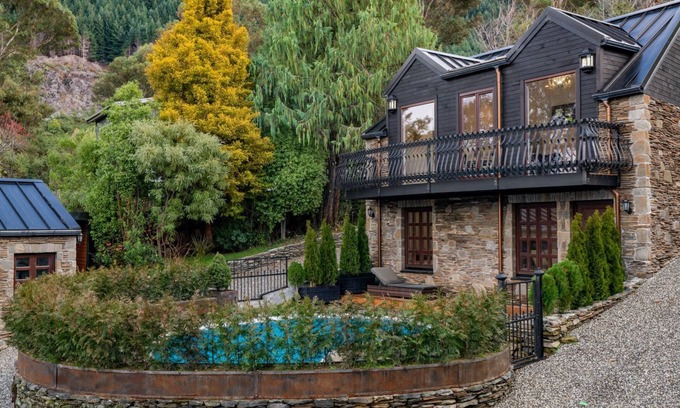 Sunshine Bay House | Alpine Cottage | Swimming pool | Lake and Mountain Views