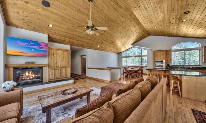 North Upper Truckee House | Alpine Family Adventure - Woodsy, Clean & Comfy, Pets & Yard, Family Fun
