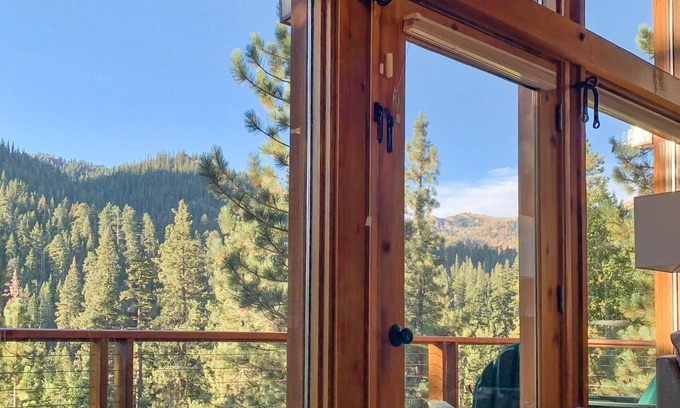 Alpine Meadows House | Alpine House - Hot Tub, Amazing Views, Dog-Friendly & Easy Ski Access