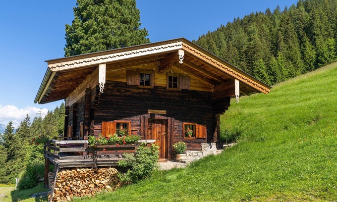 Alpbach House | Alpine hut in a remote location