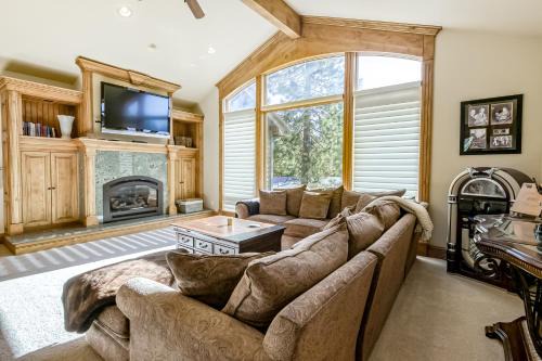 Round Hill Village House | Alpine Luxury