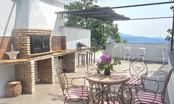 Pitres Apartment | Alpujarra- Rural apartment with mountain views, ideal for groups.