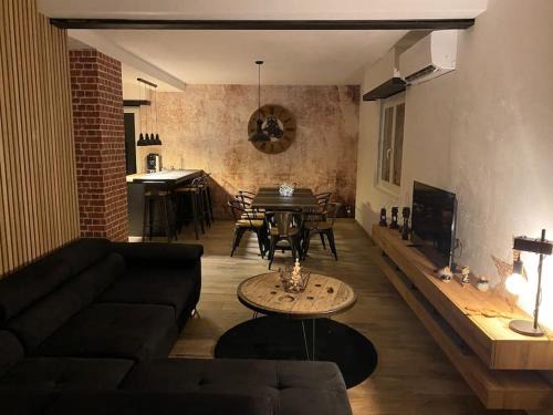 Neuve-Eglise House | Als AS DE COEUR La maison aux mille et un coeurs