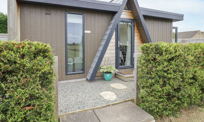 Bretforton Cottage | ALSTROEMERIA, romantic, character holiday cottage in Bretforton