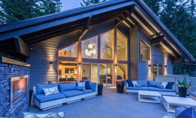 Alta Vista Ski Chalet | Alta Lake Chalet: Private Spa, Vaulted Ceiling, BBQs, Cinema, Lawn, Decks & More