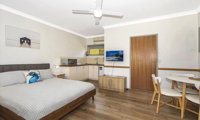 Bundook House | Altamira Black Stump