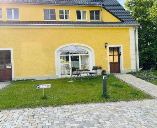 Gablenz Apartment | Alter Gutshof Kromlau Direkt am Schloss und Rhododendronpark, Terasse und Parkplatz