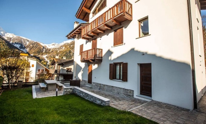 Courmayeur House | ALTIDO Warm Flat for 4, w/parking in Courmayeur