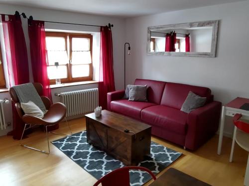 Landsberg am Lech Apartment | Altstadtwohnung Modern Red