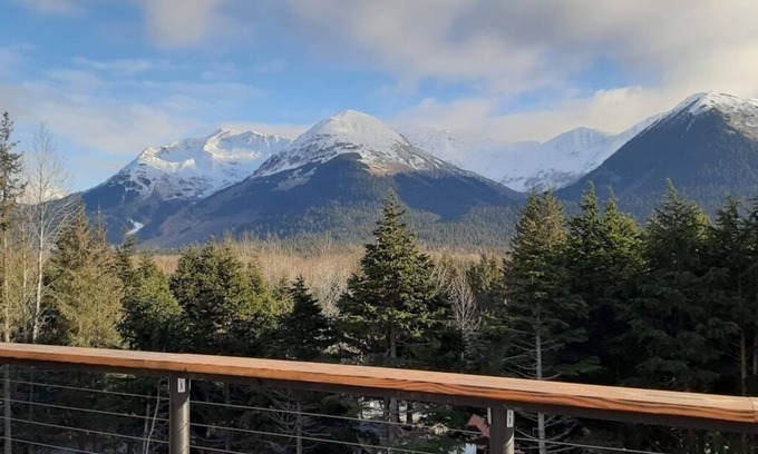Girdwood House | Alyeska Views - 4 bdr. 2.5 bath