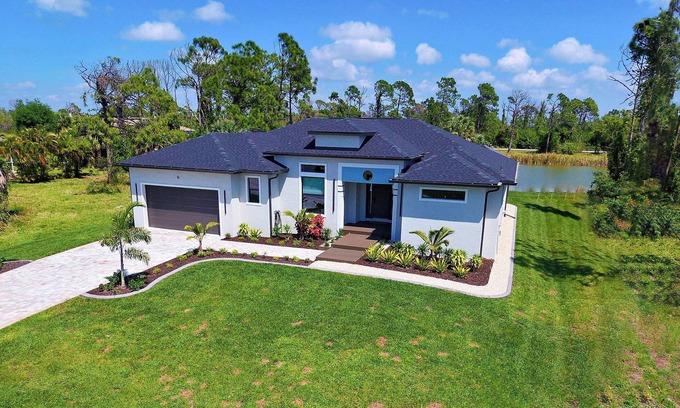 Pine Valley House | Amalfi | Lake front | 2 Masters | Pool | Spa | Swim up Bar