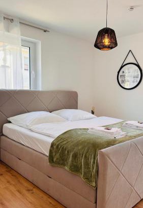 Elgersweier Apartment | AMAO Pearl - Rollstuhlgerechte Suite - 94 qm - Balkon & Tiefgarage - Aufzug - Kingsize-Bett - Nähe Messe