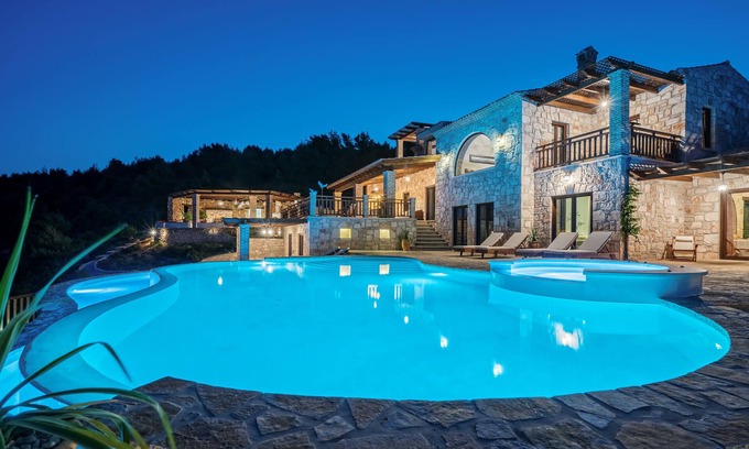 Anafonitria Villa | Amara Villa - Luxurious 6 Bedroom Villa with Private Pool