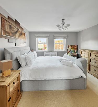 Newark House | Amaya Eight - Large 4 Bedroom - 3 Bathroom house - garden and driveway