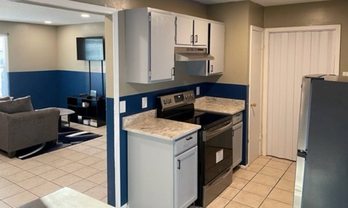 South Baton Rouge Apartment | Amazing 2 bed/2 bath apartment 9 mins from LSU - King Size Beds