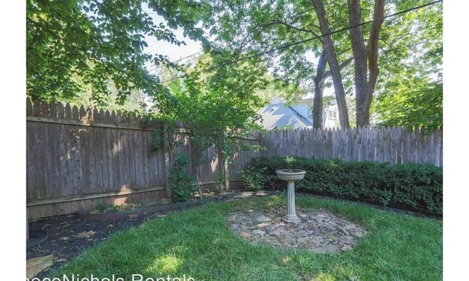 West Plaza House | Amazing 2-bedroom bungalow with AC in Kansas City