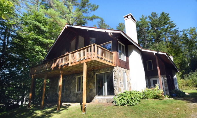 Londonderry Ski Chalet | Amazing 3-Level Chalet; 2 Kitchens, 2 Decks, HOT TUB, 5 Ski Mountains, Pets OK